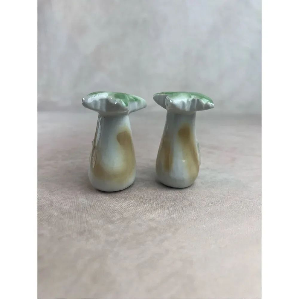 Vintage Palm Tree Salt and Pepper Shakers - Picture 3 of 6